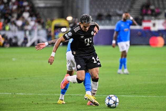 UEFA Champions League; Paphos FC - FC Bayern München; 30.09.2025 im Duell JAJA (Paphos FC 11) und Luis DIAZ (FC Bayern München 14) Zweikampf UEFA Champions League: Paphos FC - FC Bayern München; Alphamega Stadium am 30.09.2025 Copyright: xBEAUTIFULxSPORTS Goldbergx
