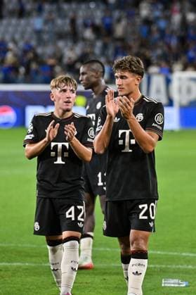 UEFA Champions League; Paphos FC - FC Bayern München; 30.09.2025 Die Spieler der Bayern feiern zusammen mit den Fans den 5-1 Auswärtssieg UEFA Champions League: Paphos FC - FC Bayern München; Alphamega Stadium am 30.09.2025 im Bild Lennart KARL (FC Bayern Muenchen 42) und TOM BISCHOF (FC Bayern Muenchen 20) Copyright: xBEAUTIFULxSPORTS Goldbergx