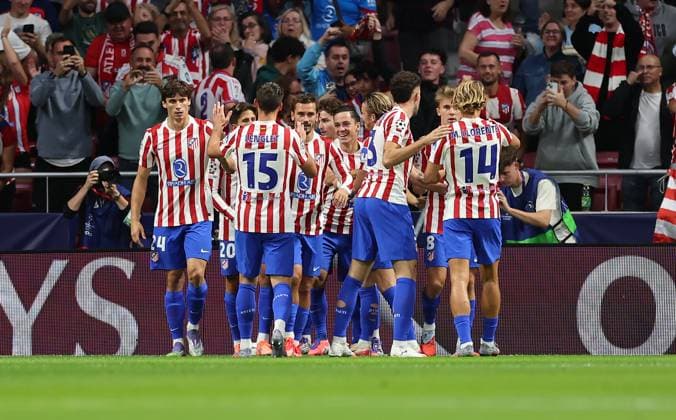 30.09.2025, Fussball UEFA Champions League, Atletico Madrid - Eintracht Frankfurt, v.l., Torjubel zum 1:0 durch Giacomo Raspadori (Atletico Madrid), Goal celebration, celebrate the goal DFL DFB REGULATIONS PROHIBIT ANY USE OF PHOTOGRAPHS AS IMAGE SEQUENCES AND OR QUASI-VIDEO. xdcx Copyright: HMBxMedia Claus
