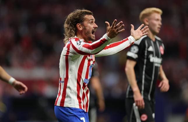 30.09.2025, Fussball UEFA Champions League, Atletico Madrid - Eintracht Frankfurt, v.l., Antoine Griezmann (Atletico Madrid) gibt Anweisungen, gestikuliert, mit den Armen gestikulieren gives instructions, gesticulate DFL DFB REGULATIONS PROHIBIT ANY USE OF PHOTOGRAPHS AS IMAGE SEQUENCES AND OR QUASI-VIDEO. xdcx Copyright: HMBxMedia Claus