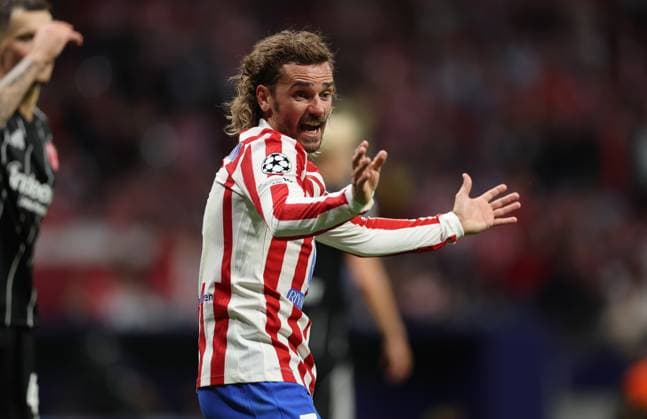 30.09.2025, Fussball UEFA Champions League, Atletico Madrid - Eintracht Frankfurt, v.l., Antoine Griezmann (Atletico Madrid) gibt Anweisungen, gestikuliert, mit den Armen gestikulieren gives instructions, gesticulate DFL DFB REGULATIONS PROHIBIT ANY USE OF PHOTOGRAPHS AS IMAGE SEQUENCES AND OR QUASI-VIDEO. xdcx Copyright: HMBxMedia Claus