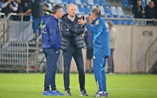 30.09.2025, xmohx, Fussball 3.Liga, 1.FC Saarbruecken - MSV Duisburg v.l. Trainer Alois Schwartz, Sportdirektor Jürgen Luginger und Co-Trainer Dimitrios Moutas (Saarbrücken) diskutieren nach dem Abpfiff auf dem Rasen (DFL DFB REGULATIONS PROHIBIT ANY USE OF PHOTOGRAPHS as IMAGE SEQUENCES and or QUASI-VIDEO) Saarbruecken