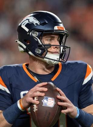 September 30, 2025, Denver, Colorado, USA: Broncos QB readies to throw to a team mate during a break in the action during the 1st. Half at Empower Field at Mile High Monday night. Broncos beat the Bengals 28-3. Denver USA - ZUMAav4_ 20250930_zaf_av4_007 Copyright: xHectorxAcevedox