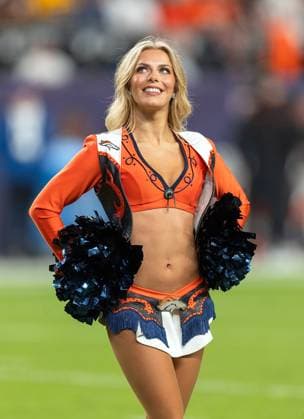 September 30, 2025, Denver, Colorado, USA: A Broncos Cheerleader readies to entertain the crowd during the 1st. Half at Empower Field at Mile High Monday night. Broncos beat the Bengals 28-3. Denver USA - ZUMAav4_ 20250930_zaf_av4_033 Copyright: xHectorxAcevedox
