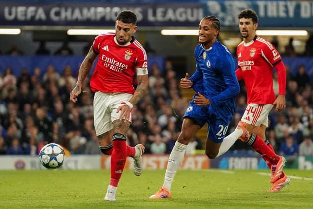 Chelsea FC v SL Benfica, Champions League Joao Pedro of Chelsea under pressure from Nicolas Otamendi of Benfica and Gabriel Slonina of Chelsea during the Chelsea FC v SL Benfica UEFA Champions League Round One League Stage match at Stamford Bridge, London, England, United Kingdom on 30 September 2025 Credit: Dylan Hepworth Every Second Media Editorial use only. All images are copyright Every Second Media Limited. No images may be reproduced without prior permission. Copyright: xIMAGO EveryxSecondxMediax ESM-1604-0156 DylanxHepworthx xEveryxSecondxMediax