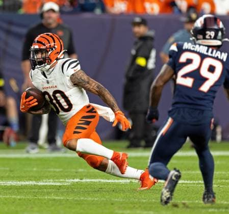 September 30, 2025, Denver, Colorado, USA: Bengals WR ANDREI LOSIVAS runs past Broke CB JAÃ¢â‚¬â ¢WUAN MCMILLIAN for big yardage during the 2nd Half at Empower Field at Mile High Monday night. Broncos beat the Bengals 28-3. Denver USA - ZUMAav4_ 20250930_zaf_av4_025 Copyright: xHectorxAcevedox