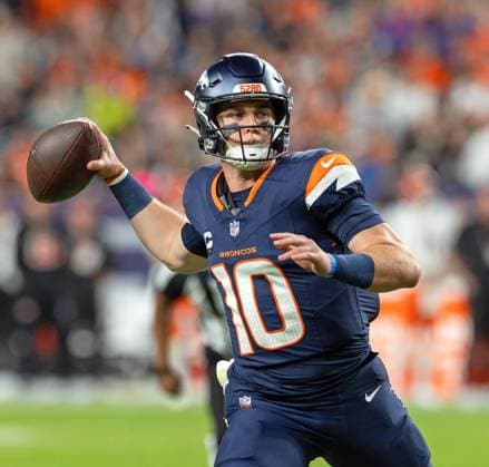 September 30, 2025, Denver, Colorado, USA: Broncos QB BO NIX readies to throw a pass to a team mate during the 2nd Half at Empower Field at Mile High Monday night. Broncos beat the Bengals 28-3. Denver USA - ZUMAav4_ 20250930_zaf_av4_034 Copyright: xHectorxAcevedox
