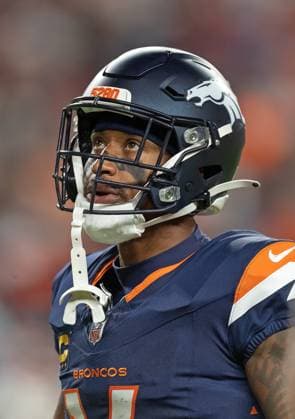 September 30, 2025, Denver, Colorado, USA: Broncos WR COURTLAND SUTTON looks at the score board for a replay during the 1st. Half at Empower Field at Mile High Monday night. Broncos beat the Bengals 28-3. Denver USA - ZUMAav4_ 20250930_zaf_av4_036 Copyright: xHectorxAcevedox