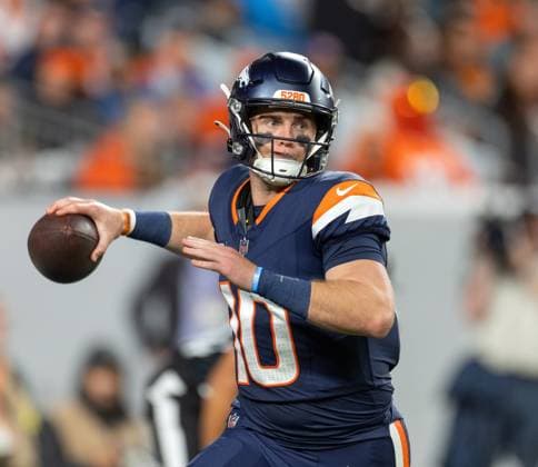 September 30, 2025, Denver, Colorado, USA: Broncos QB BO NIX readies to throw to a team mate during the 2nd Half at Empower Field at Mile High Monday night. Broncos beat the Bengals 28-3. Denver USA - ZUMAav4_ 20250930_zaf_av4_042 Copyright: xHectorxAcevedox
