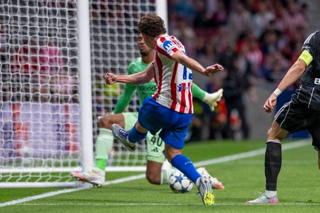 October 1, 2025, Madrid, Madrid, Spain: JULIAN ALVAREZ of ATLETICO DE MADRID shoots for goal during the UEFA Champions League soccer match.ATLETICO DE MADRID - EINTRACHT FRANKFURT, held on September 30, 2025, at the Riad Air Metropolitano, Madrid, Spain. Madrid Spain - ZUMAc312 20251001_zsp_c312_137 Copyright: xOscarxManuelxSanchezx