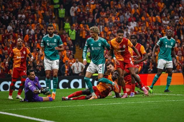Galatasaray-vs-Liverpool-UEFA-Champions-League-2025-26-MD2 Hugo Ekitike of Liverpool FC miss the attack in front of the goal of Ugurcan CakÄ±r of Galatasaray SK. Galatasaray SK and Liverpool FC faced each other at UEFA Champions League 2025 26 League Phase MD2. The match took place in Ali Sami Yen Rams Park Stadium on September 30, 2025. Istanbul Istanbul Turkey Copyright: xBurakxBasturkx