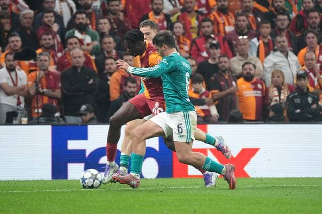 Wilfried Singo of Galatasaray and Milos Kerkez of Liverpool battle for the ball during the UEFA Champions League 2025 26 League Phase MD2 match between Galatasaray A.S. and Liverpool FC at Rams Park Stadium on September 30, 2025 in Istanbul, Turkey. Istanbul RAMS PARK STADIUM Turkey Copyright: xSeskimphotox Gsaray-Liverpool-3009 (143)