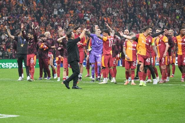 Galatasaray players and substitutes celebrated exuberantly at the final whistle after the UEFA Champions League 2025 26 League Phase MD2 match between Galatasaray A.S. and Liverpool FC at Rams Park Stadium on September 30, 2025 in Istanbul, Turkey. Istanbul RAMS PARK STADIUM Turkey Copyright: xSeskimphotox Gsaray-Liverpool-3009 (196)
