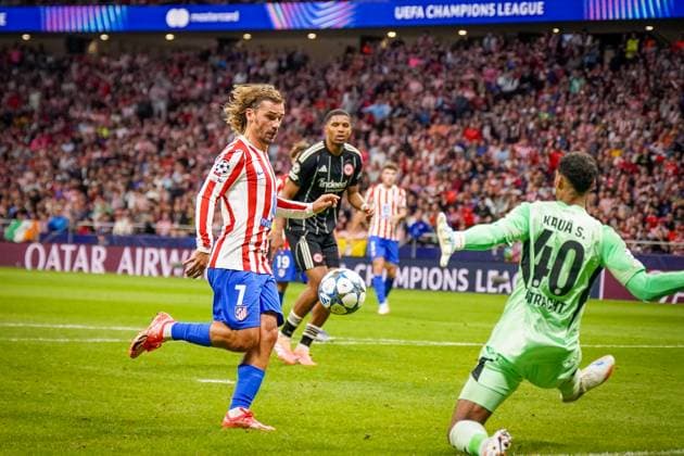 UEFA Champions League 2025 26, 2. Spieltag - Atletico Madrid vs Eintracht Frankfurt - Riyadh Air Metropolitano (Madrid, Spanien): Antoine Griezmann (Atletico Madrid, 7) und Kaua Santos Kaua Santos (Eintracht Frankfurt, 40) Copyright: xJOERANxSTEINSIEKx