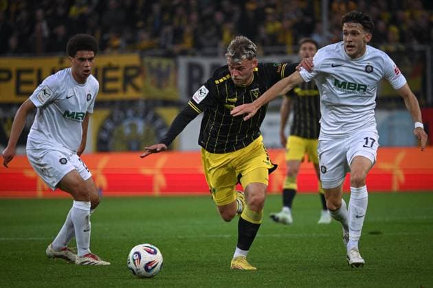 Deutschland, Fußball, 3. Liga, 9. Spieltag, 2025 2026, TSV Alemannia Aachen vs FC Erzgebirge Aue, 30.09.2025, Tivoli, Aachen, Deutschland, Mika Schroers (Alemannia Aachen, 27) im Laufduell mit Pascal Fallmann (Erzgebirge Aue, 17) Copyright: xMarkusxVerwimpx