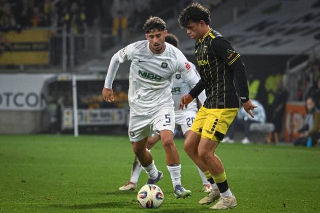 Deutschland, Fußball, 3. Liga, 9. Spieltag, 2025 2026, TSV Alemannia Aachen vs FC Erzgebirge Aue, 30.09.2025, Tivoli, Aachen, Deutschland, Luan Simnica (Erzgebirge Aue, 5) im Zweikampf mit Faton Ademi (Alemannia Aachen, 36) Copyright: xMarkusxVerwimpx