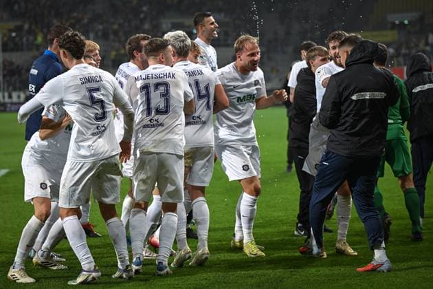 Deutschland, Fußball, 3. Liga, 9. Spieltag, 2025 2026, TSV Alemannia Aachen vs FC Erzgebirge Aue, 30.09.2025, Tivoli, Aachen, Deutschland, Mannschaft von Erzgebirge Aue feiert den Sieg vor der Fankurve Copyright: xMarkusxVerwimpx