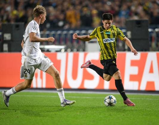 (251001) -- ALMATY, Oct. 1, 2025 -- Dastan Satpayev (R) of Kairat Almaty breaks through during the UEFA Champions League match between Kairat Almaty and Real Madrid in Almaty, Kazakhstan, on Sept. 30, 2025. ) (SP)KAZAKHSTAN-ALMATY-FOOTBALL-UEFA CHAMPIONS LEAGUE-KAIRAT ALMATY VS REAL MADRID LixRenzi 