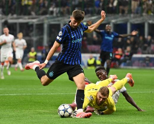(251001) -- MILAN, Oct. 1, 2025 -- Inter Milan s Petar Sucic (L) vies with Salvia Praha s Jindrich Stanek during the UEFA Champions League match between Inter Milan and Slavia Praha in Milan, Italy, Sept.30, 2025. (SP)ITALY-MILAN-FOOTBALL-UEFA CHAMPIONS LEAGUE-INTER MILAN VS SLAVIA PRAHA LixJing 