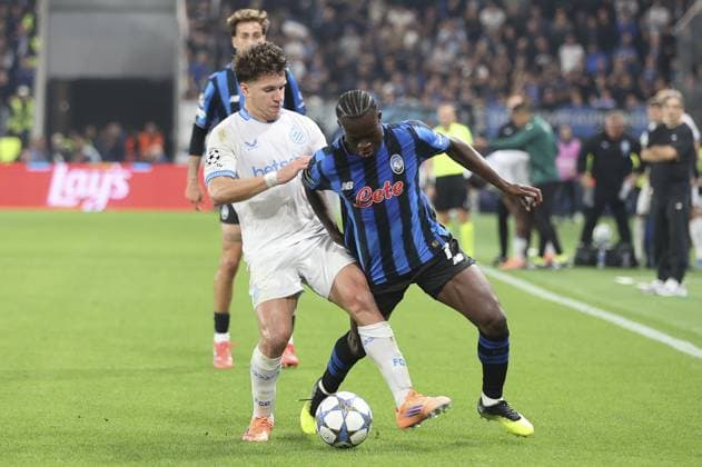 Kamal Deen Sulemana Kamaldeen of Atalanta BC battle for the ball with Christos Tzolis of Club Brugge during Atalanta BC vs Club Brugge, Chanpions League 2025-26 League phase, Matchday 2Â°, game at New Balance Arena in Bergamo (BG), Italy, on September 30, 2025.  Copyright: xDavidexCasentini IPAxSportx xipa-agency.netx xx IPA_65992712 IPA_Agency_IPA65992712