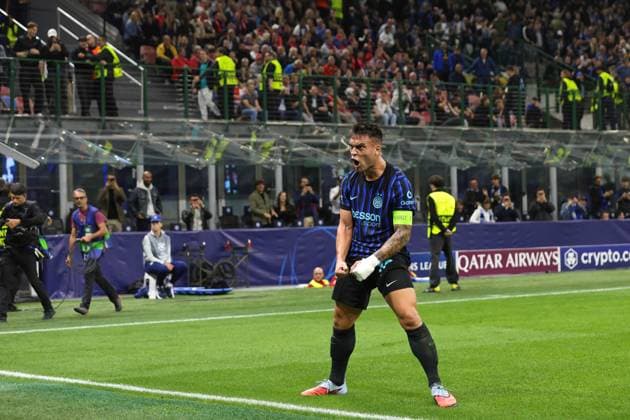 FC Inter sv SK Slavia Praha Italy, Milan, 2025 09 30: Lautaro Martinez (FC Inter) scores and celebrates the 1-0 goal at 30 during soccer game FC Inter vs SK Slavia Praha, UCL 2025-2026 MD 2 at San Siro Stadium Milan Lombardy Italy Copyright: xFabrizioxAndreaxBertanix