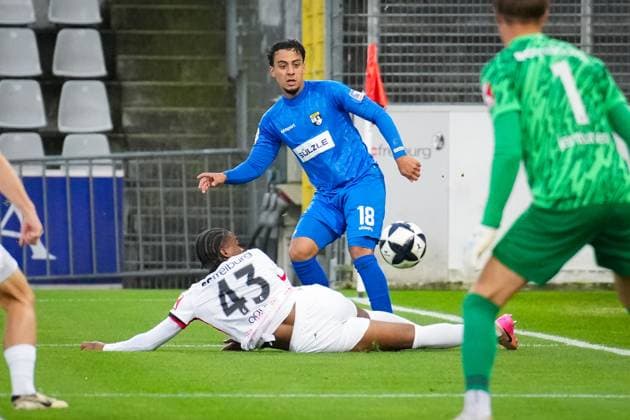 Deutschland, Fußball, Regionalliga Südwest, Saison 2025 2026, 10. Spieltag SC Freiburg II vs. TSG Balingen Dreisamstadion (Freiburg): Luca Marino (SC Freiburg II, 42) Jaaso Jantunen (SC Freiburg II, 01) Amney Moutassime (TSG Balingen ,18) Freiburg Dreisamstadion Baden-Württemberg Deutschland Copyright: xFINLEYxMÖRCHx