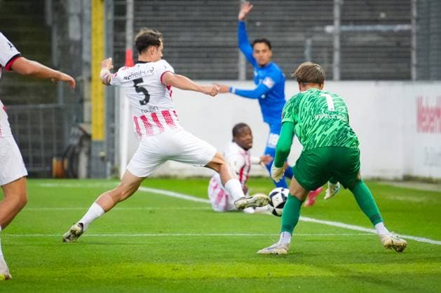Deutschland, Fußball, Regionalliga Südwest, Saison 2025 2026, 10. Spieltag SC Freiburg II vs. TSG Balingen Dreisamstadion (Freiburg): Amney Moutassime (TSG Balingen ,18) Fabian Rüdlin Rudlin (SC Freiburg II, 05) Jaaso Jantunen (SC Freiburg II, 01) Freiburg Dreisamstadion Baden-Württemberg Deutschland Copyright: xFINLEYxMÖRCHx