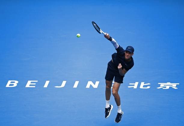 (251001) -- BEIJING, Oct. 1, 2025 -- Jannik Sinner serves during the men s singles final match between Jannik Sinner of Italy and Learner Tien of the United States at 2025 China Open tennis tournament in Beijing, China, Oct. 1, 2025. ) (SP)CHINA-BEIJING-TENNIS-CHINA OPEN-MEN S SINGLES-FINAL(CN) HuxJingwen 
