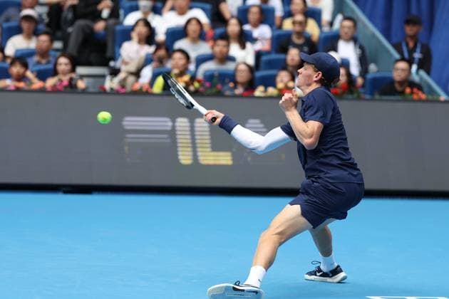 (251001) -- BEIJING, Oct. 1, 2025 -- Jannik Sinner hits a return during the men s singles final match between Jannik Sinner of Italy and Learner Tien of the United States at 2025 China Open tennis tournament in Beijing, China, Oct. 1, 2025. ) (SP)CHINA-BEIJING-TENNIS-CHINA OPEN-MEN S SINGLES-FINAL(CN) DuxXinyi 