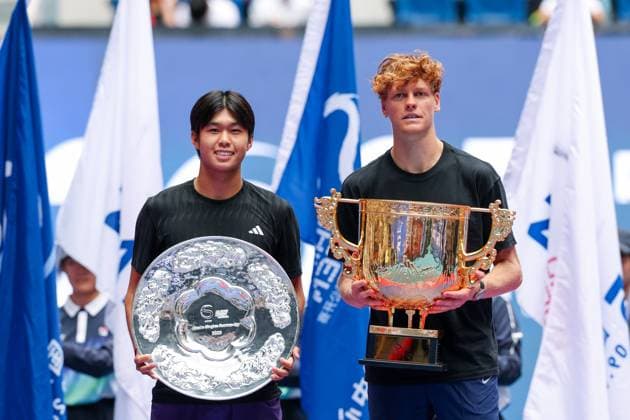 BEIJING, CHINA - OCTOBER 01: Champion Jannik Sinner of Italy, runner-up Learner Tien of the United States, pose with trophies after the Men s Singles Final match on day 10 of the 2025 China Open at the National Tennis Center on October 1, 2025 in Beijing, China.  Copyright: xVCGx 111594391010