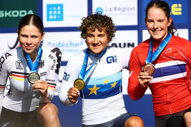 German Magdalena Leis, Spanish Paula Ostiz and Norwegian Oda Aune Gissinger celebrate on the podium of the 12,2 km time trial of the Women junior category at the UEC road European cycling championships, Wednesday 01 October 2025, in Loriol-sur-Drome, France. The European cycling championships Drome-Ardeche takes place from 1 to 5 October, France. DAVIDxPINTENS  x135799631x
