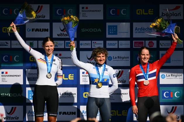 UEC 2025 Road European Championship, EM, Europameisterschaft Drome-Ardeche 01 10 2025 ETOILE-SUR-RHONE, FRANCE - OCTOBER 01 : Ostiz Taco Paula (Spain), Leis Magdalena (Germany) and Gissinger Oda Aune (Norway) during podium ceremony of the Women Junior Individual Time Trial of the 2025 UEC Road European Championship Drome-Ardeche 10th edition an UCI Continental Championships cycling race of 24 km with start in Loriol-sur-Drome and finish in Etoile-sur-Rhone on October 1, 2025 in Etoile-sur-Rhone, France, 01 10 2025 Etoile-sur-Rhone France  Copyright: xVincentxKalutx