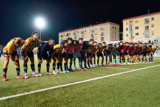 SS Juve Stabia v Mantova - Serie B Players of SS Juve Stabia celebrate at the end of the Serie B match between SS Juve Stabia and Mantova at Stadio Romeo Menti Castellammare Di Stabia Italy on 30 Settembre 2025. Castellammare Di Stabia Castellammare Di Stabia Italy  Copyright: xFrancoxRomanox originalFilename:romano-ssjuvest250930_npWPm.jpg