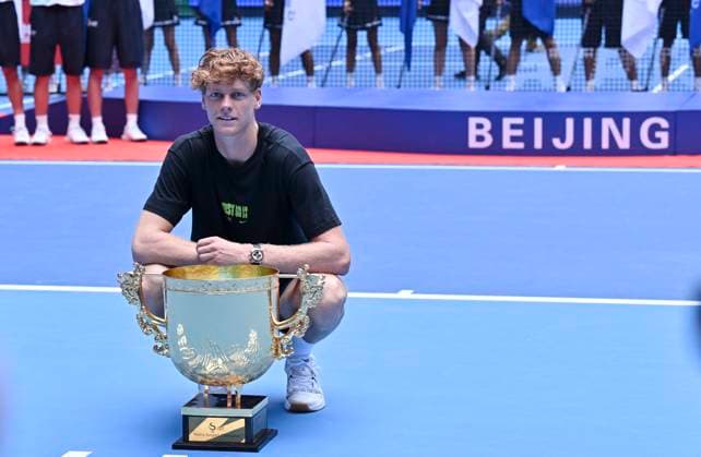 (251001) -- BEIJING, Oct. 1, 2025 -- Jannik Sinner poses for photo with the Trophy during the award ceremony for the men s singles final match between Jannik Sinner of Italy and Learner Tien of the United States at 2025 China Open tennis tournament in Beijing, China, Oct. 1, 2025. ) (SP)CHINA-BEIJING-TENNIS-CHINA OPEN-MEN S SINGLES-FINAL(CN) HuxJingwen 