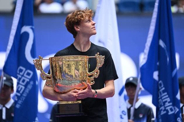 (251001) -- BEIJING, Oct. 1, 2025 -- Jannik Sinner celebrates during the award ceremony for the men s singles final match between Jannik Sinner of Italy and Learner Tien of the United States at 2025 China Open tennis tournament in Beijing, China, Oct. 1, 2025. ) (SP)CHINA-BEIJING-TENNIS-CHINA OPEN-MEN S SINGLES-FINAL(CN) HuxJingwen 
