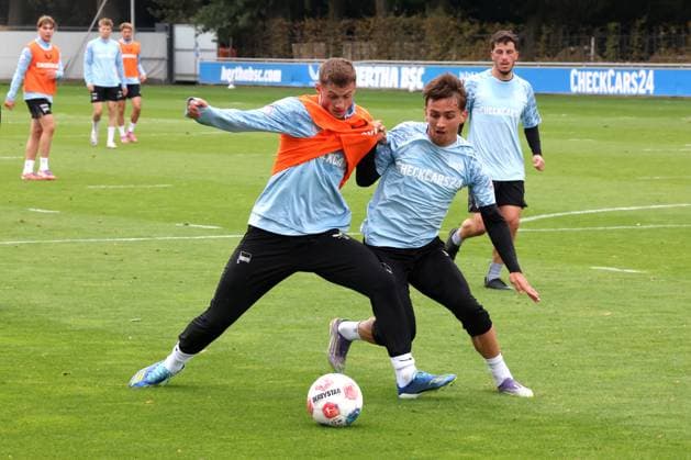 DEU, DFL, 2. FBL Hertha BSC, Training, 01.10.2025, Sportforum, Berlin, DEU, DFL, 2. FBL Hertha BSC, Training, im Bild Michael Cuisance (Hertha BSC Berlin 10), Michal Karbownik (Hertha BSC Berlin 33) DFL - regulations prohibit any use of Photographs as image sequences and or quasi-video