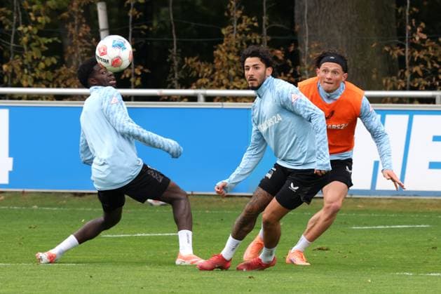 DEU, DFL, 2. FBL Hertha BSC, Training, 01.10.2025, Sportforum, Berlin, DEU, DFL, 2. FBL Hertha BSC, Training, im Bild Kevin Sessa (Hertha BSC Berlin 8), Fabian Reese (Hertha BSC Berlin 11), Boris Lum (Hertha BSC Berlin 21) DFL - regulations prohibit any use of Photographs as image sequences and or quasi-video