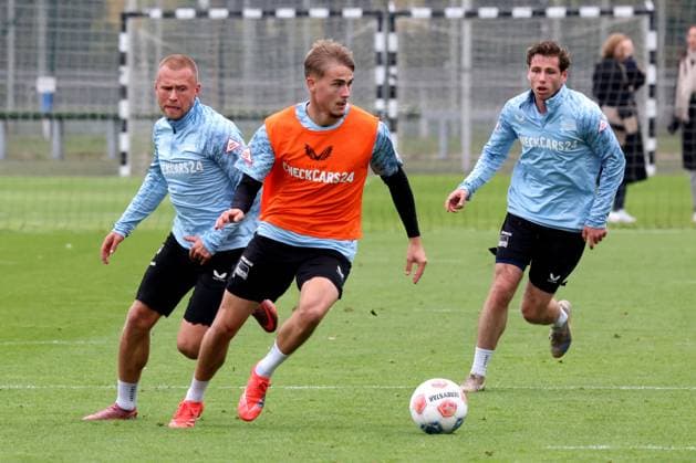 DEU, DFL, 2. FBL Hertha BSC, Training, 01.10.2025, Sportforum, Berlin, DEU, DFL, 2. FBL Hertha BSC, Training, im Bild Marten Winkler (Hertha BSC Berlin 22), Jon Dabur Thorsteinsson (Hertha BSC Berlin 24), Leon Jensen (Hertha BSC Berlin 5) DFL - regulations prohibit any use of Photographs as image sequences and or quasi-video
