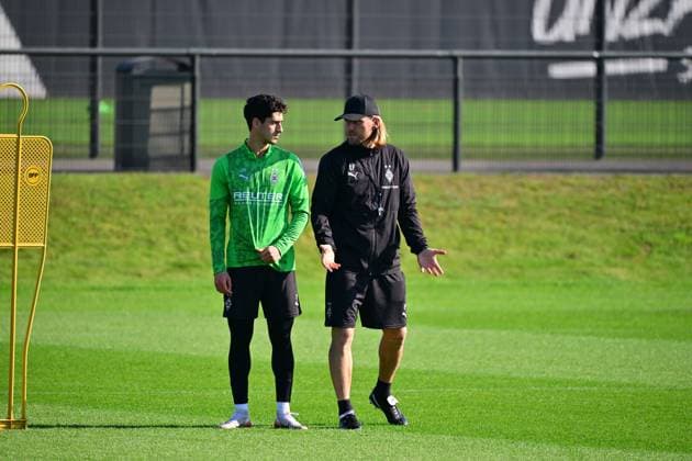 01.10.2025; Moenchengladbach; Fussball, Herren, Saison 2025 2026, Training Borussia Moenchengladbach Im Gespraech v. li. Grant-Leon Ranos (Gladbach), Eugen Polanski (Interimstrainer Gladbach) DFL regulations prohibit any use of photographs as image sequences and or quasi-video. Borussia-Park NRW Deutschland