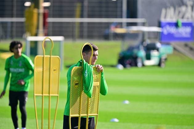 01.10.2025; Moenchengladbach; Fussball, Herren, Saison 2025 2026, Training Borussia Moenchengladbach Yannik Engelhardt (Gladbach) DFL regulations prohibit any use of photographs as image sequences and or quasi-video. Borussia-Park NRW Deutschland
