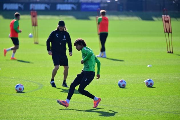 01.10.2025; Moenchengladbach; Fussball, Herren, Saison 2025 2026, Training Borussia Moenchengladbach Wael Mohya (Gladbach); im. Hintergrund beobachtet Eugen Polanski (Interimstrainer Gladbach) ihn genau DFL regulations prohibit any use of photographs as image sequences and or quasi-video. Borussia-Park NRW Deutschland
