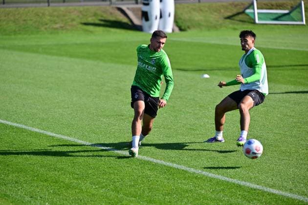 01.10.2025; Moenchengladbach; Fussball, Herren, Saison 2025 2026, Training Borussia Moenchengladbach Zweikampf zwischen v. li. Kevin Stoeger (Gladbach), Jens Castrop (Gladbach) DFL regulations prohibit any use of photographs as image sequences and or quasi-video. Borussia-Park NRW Deutschland