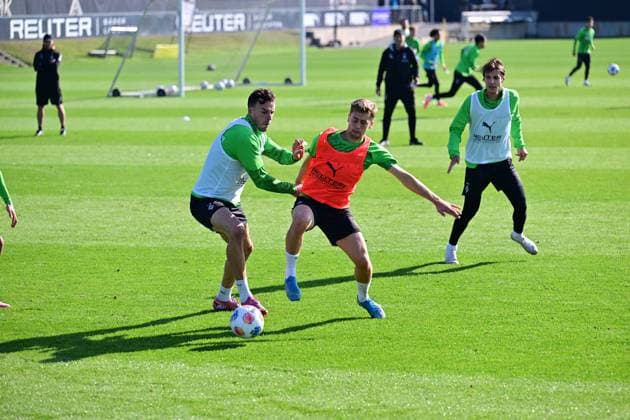 01.10.2025; Moenchengladbach; Fussball, Herren, Saison 2025 2026, Training Borussia Moenchengladbach Zweikampf zwischen v. li. Haris Tabakovic (Gladbach), Oscar Fraulo (Gladbach); Im Hintergrund schaut Florian Neuhaus (Gladbach) zu DFL regulations prohibit any use of photographs as image sequences and or quasi-video. Borussia-Park NRW Deutschland