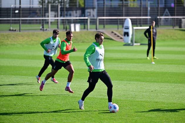 01.10.2025; Moenchengladbach; Fussball, Herren, Saison 2025 2026, Training Borussia Moenchengladbach Florian Neuhaus (Gladbach), Im Hintergrund Fabio Chiarodia (Gladbach) DFL regulations prohibit any use of photographs as image sequences and or quasi-video. Borussia-Park NRW Deutschland