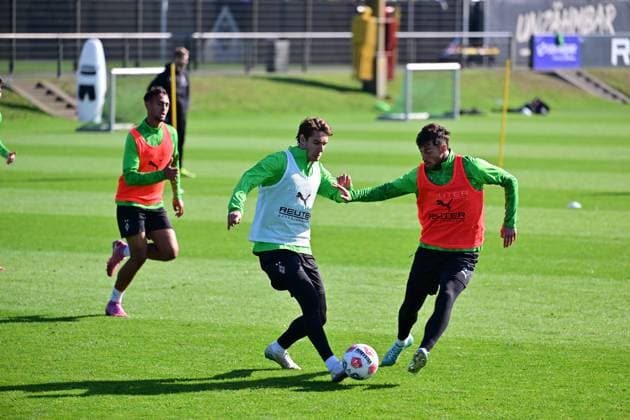 01.10.2025; Moenchengladbach; Fussball, Herren, Saison 2025 2026, Training Borussia Moenchengladbach Zweikampf zwischen v. li. Florian Neuhaus (Gladbach), Joe Scally (Gladbach). Ganz links schaut Fabio Chiarodia (Gladbach) zu DFL regulations prohibit any use of photographs as image sequences and or quasi-video. Borussia-Park NRW Deutschland