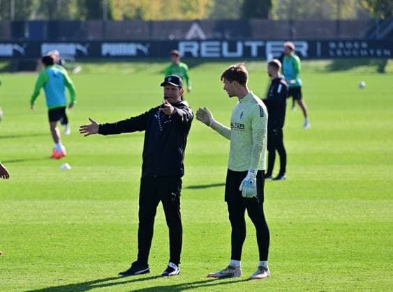 01.10.2025; Moenchengladbach; Fussball, Herren, Saison 2025 2026, Training Borussia Moenchengladbach Im Gespraech v. li. Guido Streichsbier (Co-Trainer Gladbach), Torwart Moritz Nicolas (Gladbach) DFL regulations prohibit any use of photographs as image sequences and or quasi-video. Borussia-Park NRW Deutschland