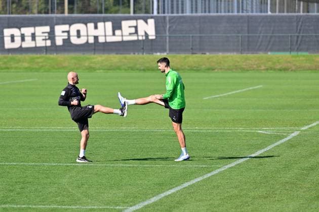 01.10.2025; Moenchengladbach; Fussball, Herren, Saison 2025 2026, Training Borussia Moenchengladbach Tim Kleindienst (Gladbach, re.) trainierte individuell mit Philipp Schmidt (Rehatrainer Gladbach, li.) DFL regulations prohibit any use of photographs as image sequences and or quasi-video. Borussia-Park NRW Deutschland