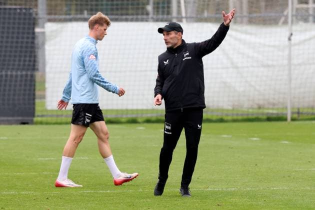 DEU, DFL, 2. FBL Hertha BSC, Training, 01.10.2025, Sportforum, Berlin, DEU, DFL, 2. FBL Hertha BSC, Training, im Bild Cheftrainer Stefan Leitl (Hertha BSC Berlin), Luca Schuler (Hertha BSC Berlin 18) DFL - regulations prohibit any use of Photographs as image sequences and or quasi-video