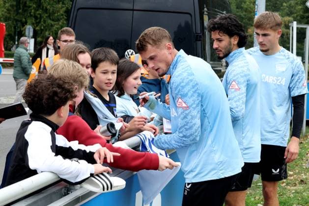 DEU, DFL, 2. FBL Hertha BSC, Training, 01.10.2025, Sportforum, Berlin, DEU, DFL, 2. FBL Hertha BSC, Training, im Bild Michael Cuisance (Hertha BSC Berlin 10), Kevin Sessa (Hertha BSC Berlin 8), Marten Winkler (Hertha BSC Berlin 22), Hertha-BSC Fans DFL - regulations prohibit any use of Photographs as image sequences and or quasi-video