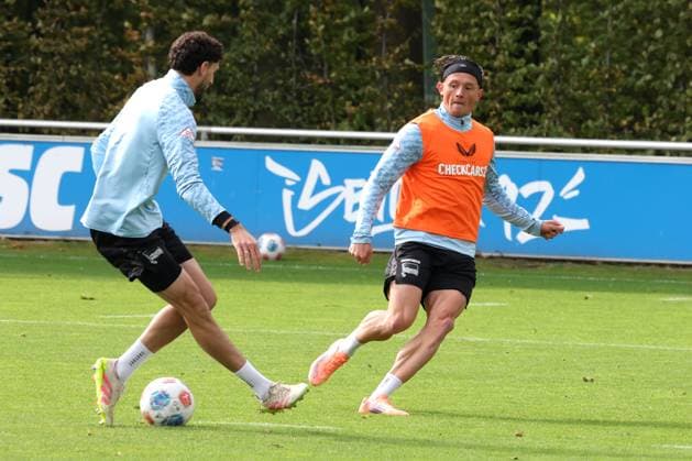 DEU, DFL, 2. FBL Hertha BSC, Training, 01.10.2025, Sportforum, Berlin, DEU, DFL, 2. FBL Hertha BSC, Training, im Bild Fabian Reese (Hertha BSC Berlin 11), Agust’n Rogel (Hertha BSC Berlin 3) DFL - regulations prohibit any use of Photographs as image sequences and or quasi-video